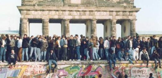 25 anni fa cadeva il Muro di Berlino, oggi ancora forte la speranza dell’abbattimento dei tanti “muri” nel mondo