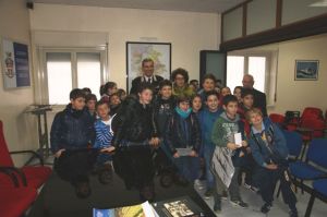 Il comandante Perdichizzi con i giovani alunni