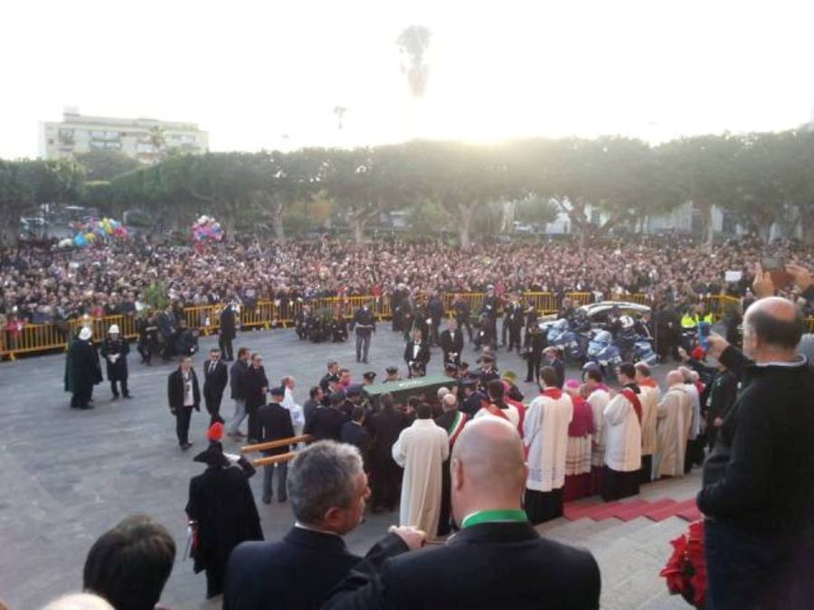 La folla di fedeli al Foro Siracusano