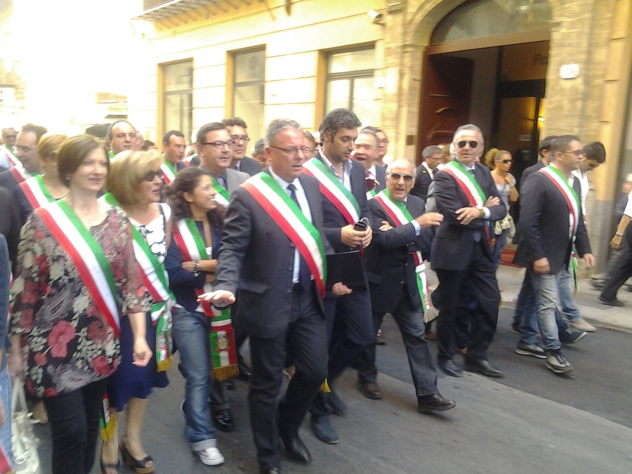 Al centro il sindaco Paolo Amenta e i colleghi sindaci siciliani
