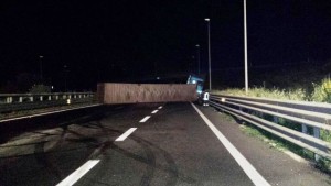 Il Tir ribaltato