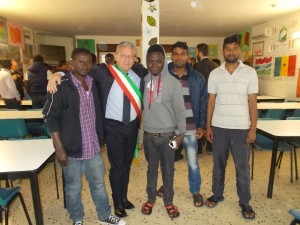 Il sindaco Amenta con alcuni migranti