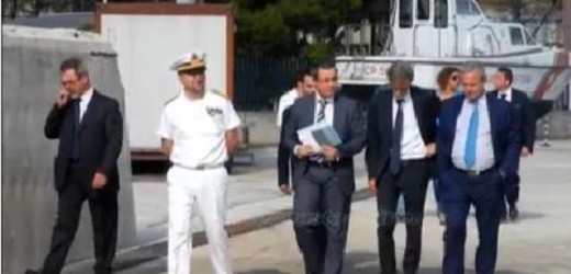 Visita del ministro delle Infrastrutture e Trasporti Graziano Delrio nel porto di Augusta, non invitati i parlamentari