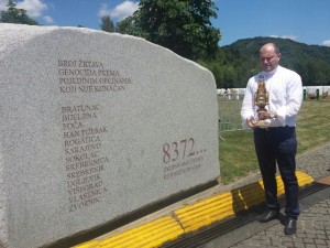 La reliquia con don Luca Saraceno a Srebrenica