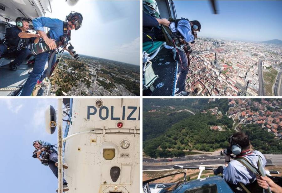 Il fotografo Massimo Sestini in azione su un elicottero della Polizia