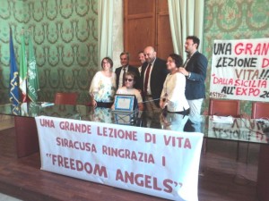 La consegna della targa a Samuel