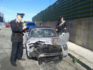 carabinieri_auto_incendiata