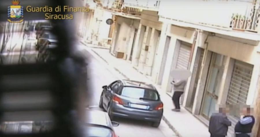 Come si vede nelle immagini della GdF in alcuni casi lasciavano persino l'auto in mezzo alla strada, timbravano e andavano via