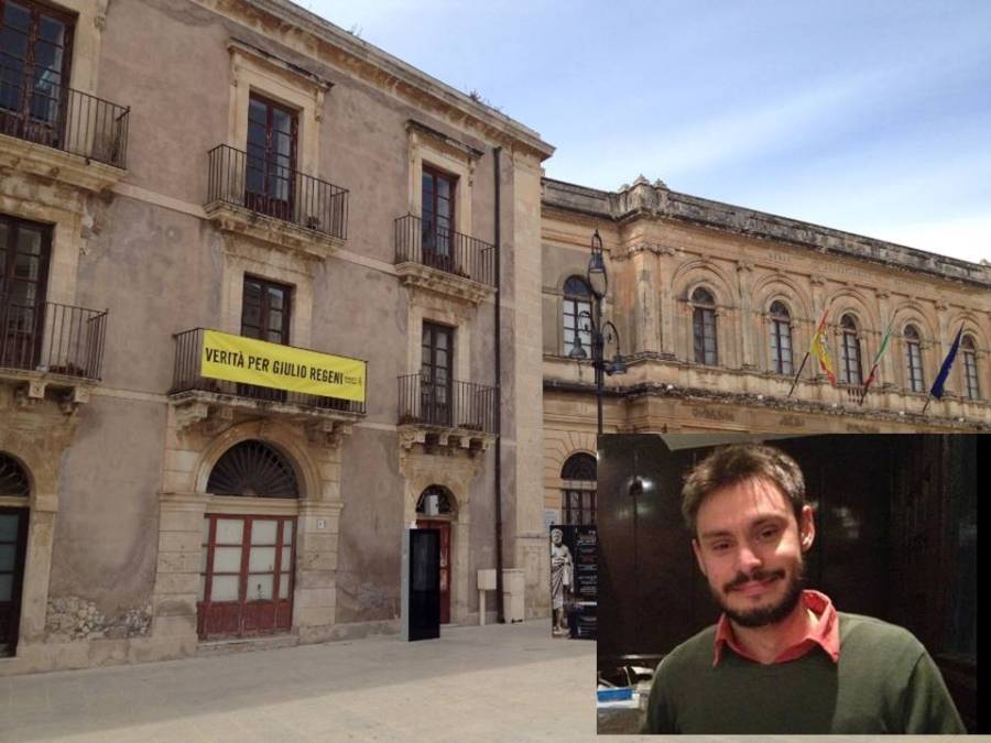 Lo striscione sul balcone della Soprintendenza di Siracusa, e nel riquadro Giulio Regeni