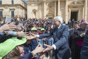 Mattarella con i bambini sulle scalinate della Cattedrale di Noto