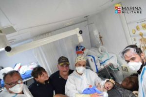 Il piccolo Francois Manuelcon la mamma e il team della Bettica