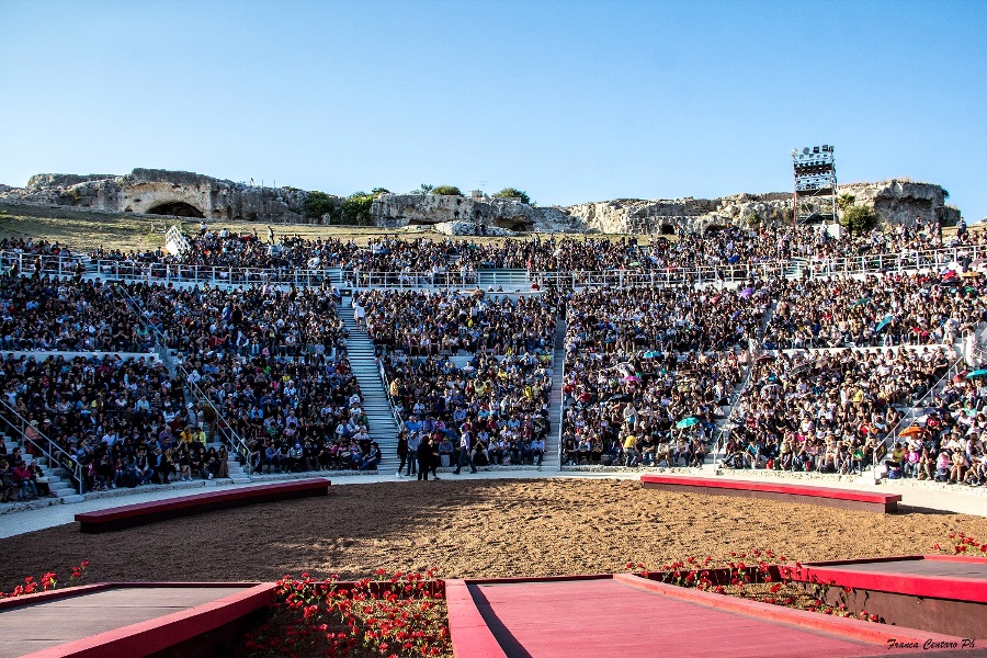 Il Teatro Greco di Siracusa durante le rappresentazioni classiche