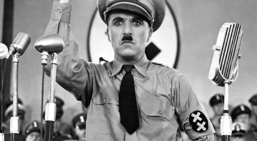Charlie Chaplin nei panni di Adenoid Hynkel nel film "Il Grande Dittatore" (1940)