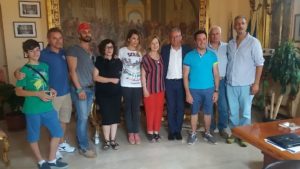 Amenta con organizzatori e alcuni artisti