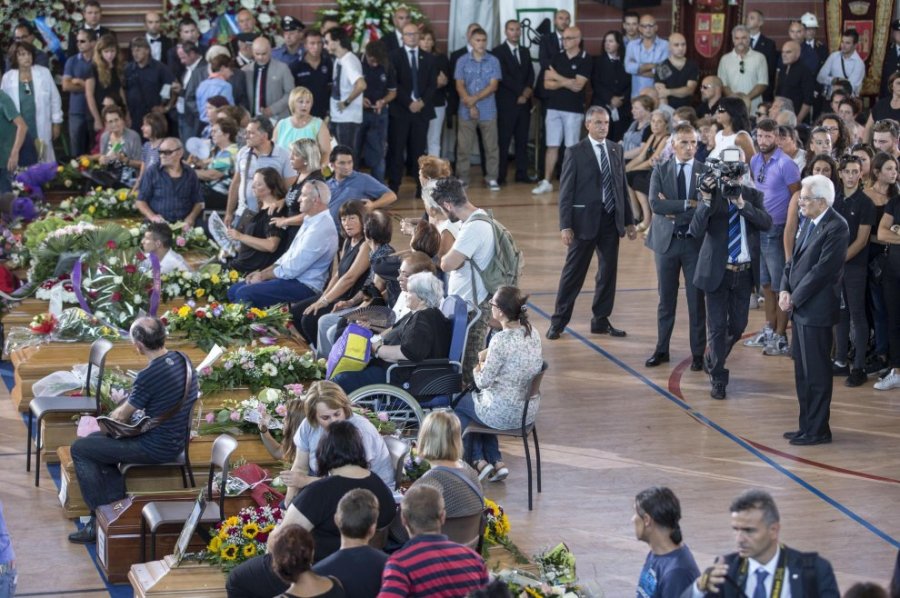Il presidente Sergio Mattarella rende omaggio alle vittime nella palestra di Monticelli ad Ascoli