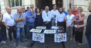 Cgil, Cisl e Uil davanti alla Provincia in via Malta