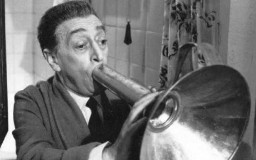Il grande Totò in una celebre parodia della politica "Vota Antonio"