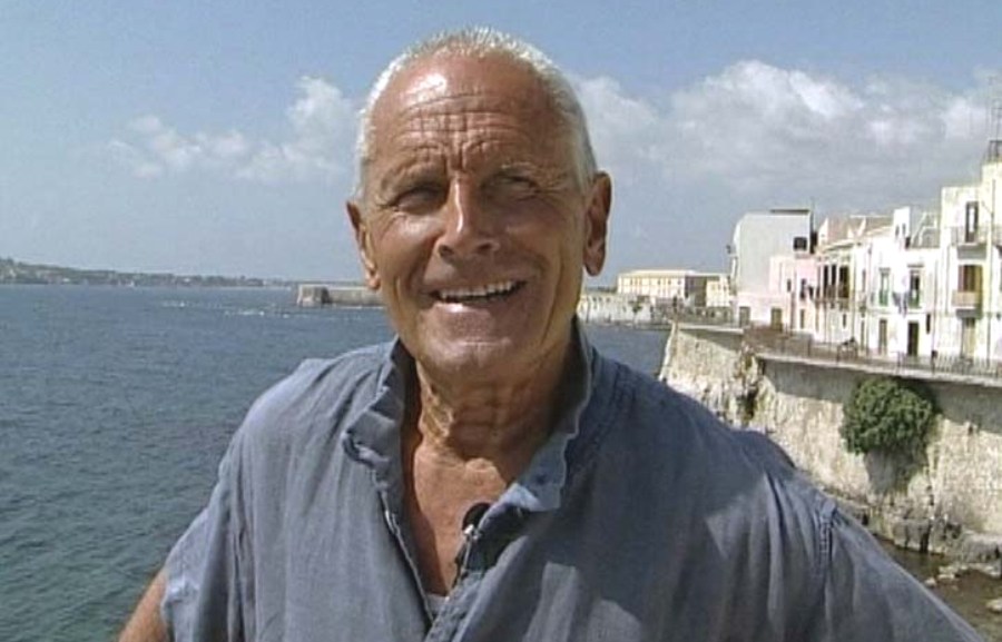 Enzo Maiorca con alle spalle il suo mare e la sua Ortigia