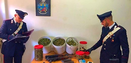 Ritrovati in un garage di Lentini 2 kalashnikov, ordigni esplosivi, 1 kg di miscela pirotecnica e 2,5 kg di marijuana