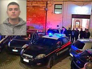 Nel riquadro l'omicida e il momento dell'arresto