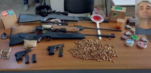 Arrestato un 53nne con in casa munizioni 3 fucili e 2 pistole