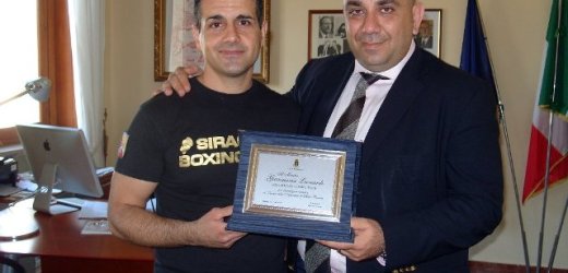 Il sindaco Garozzo riceve l’allenatore della nazionale di kick boxing, il siracusano Gianmaria Leonardi