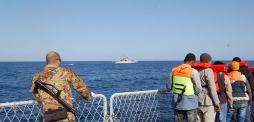 Migranti, catturati in alto mare 7 presunti scafisti e sequestrato un peschereccio