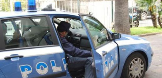In fiamme uno scavatore ad Eloro a Noto. Controlli della Polizia nel territorio