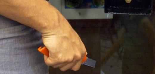 Lentini, armato di taglierino tenta di rapinare un supermercato ma la reazione dell’impiegato lo mette in fuga