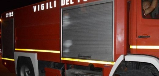 I vigili del fuoco intervengono a Priolo per l’incendio di un’auto