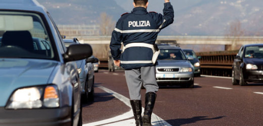 Faceva da autista ai migranti sbarcati che volevano andare via, arrestato sull’A 19 pensionato melillese
