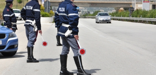 Incidente nel pomeriggio lungo l’autostrada Siracusa-Catania, coinvolte tre auto, quattro i feriti