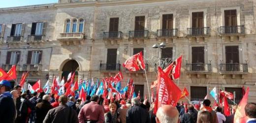 Presenti tutte le categorie oggi alla manifestazione di Cgil e Uil per lo sciopero generale contro il governo nazionale