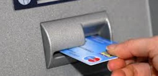 Siracusa, attenti ai bancomat. La Polizia trova un skimmer nello sportello di un istituto bancario di Ortigia