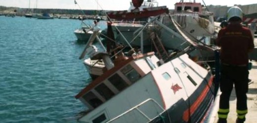Affonda un peschereccio nel porto grande di Siracusa, intervengono Vigili del Fuoco e Capitaneria di Porto