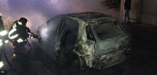 Due incendi di auto nella notte a Solarino richiedono l’intervento dei Vigili del Fuoco