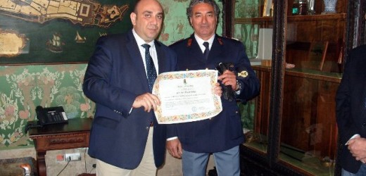 Il sindaco Garozzo consegna benemerenza al soprintendente di Polizia Alberto Napoleone