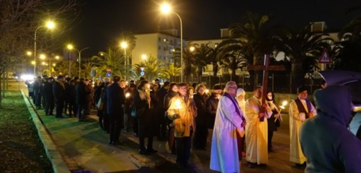 Una “Via Crucis per il lavoro che non c’è” si è svolta venerdì sera per le vie di Santa Panagia a Siracusa