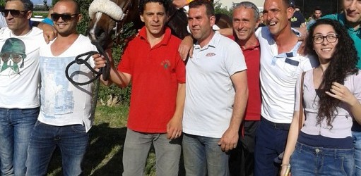 Galoppo, il Premio Conte di Oiano a Kross Mountain tra gli sguardi delle candidate alle selezioni di Miss Italia
