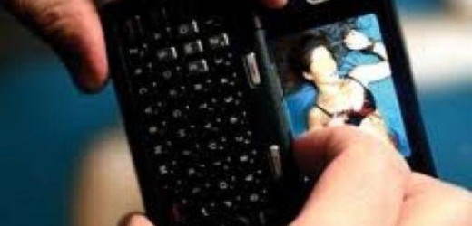 Chiede sesso e soldi all’ex amante per non rendere pubbliche alcune foto “intime”, arrestato 39enne francofontese