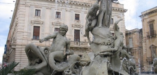 La Fontana di Diana in Piazza Archimede necessita di cure. Grienti e Bongiovanni:” Affidiamola al Liceo Artistico Gagini”