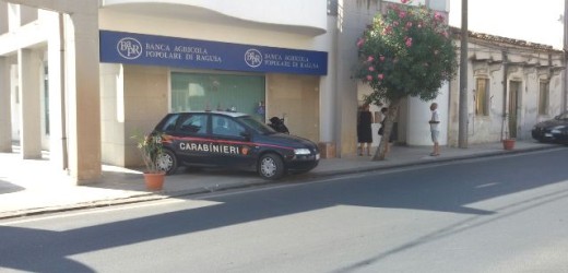 Rapinata a Cassibile da due uomini a volto scoperto la filiale della Banca Agricola Popolare di Ragusa, bottino 5 mila euro