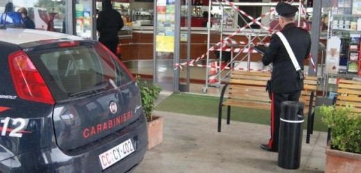 Con la classica “spaccata” tre individui rubano in un bar tabacchi di Solarino