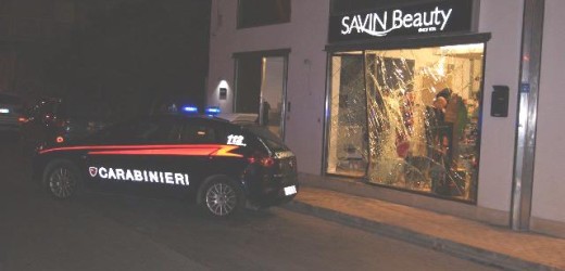 Furto con spaccata nel cuore della notte in una profumeria di Rosolini. Indagini dei Carabinieri per individuare i ladri