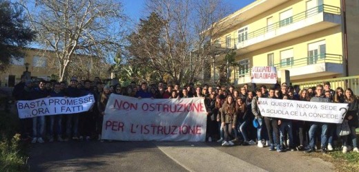 “Trasloco subito nella nuova sede di Villa Chiara”, lo hanno chiesto stamani gli studenti del Liceo Scientifico di Canicattini