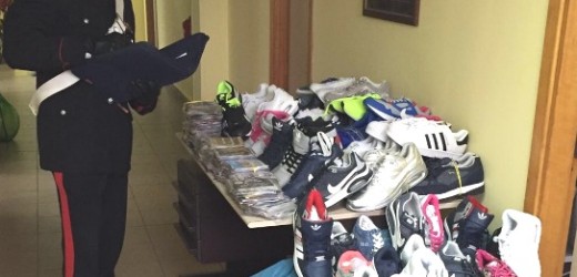 Arrestati due senegalesi al mercato settimanale di Lentini, vendevano cd, dvd e scarpe taroccate