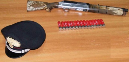 Si allenava al tiro con un fucile a canne mozze con matricola abrasa, arrestato un 38enne a Cassibile