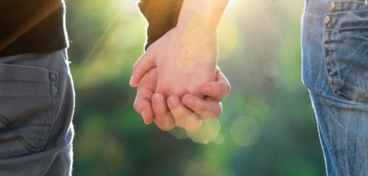Si conoscono sul web e si amano, lui di Siracusa e lei veneta, ma la vacanza siracusana si trasforma in una furiosa lite