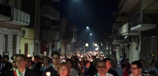 Solarino ieri sera in piazza per la fiaccolata della legalità, per dire NO al racket delle estorsioni che ha colpito le imprese