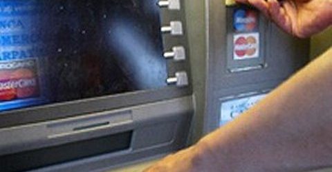 La Polizia trova uno skimmer e una telecamera in un bancomat di via dell’Apollonion a Siracusa